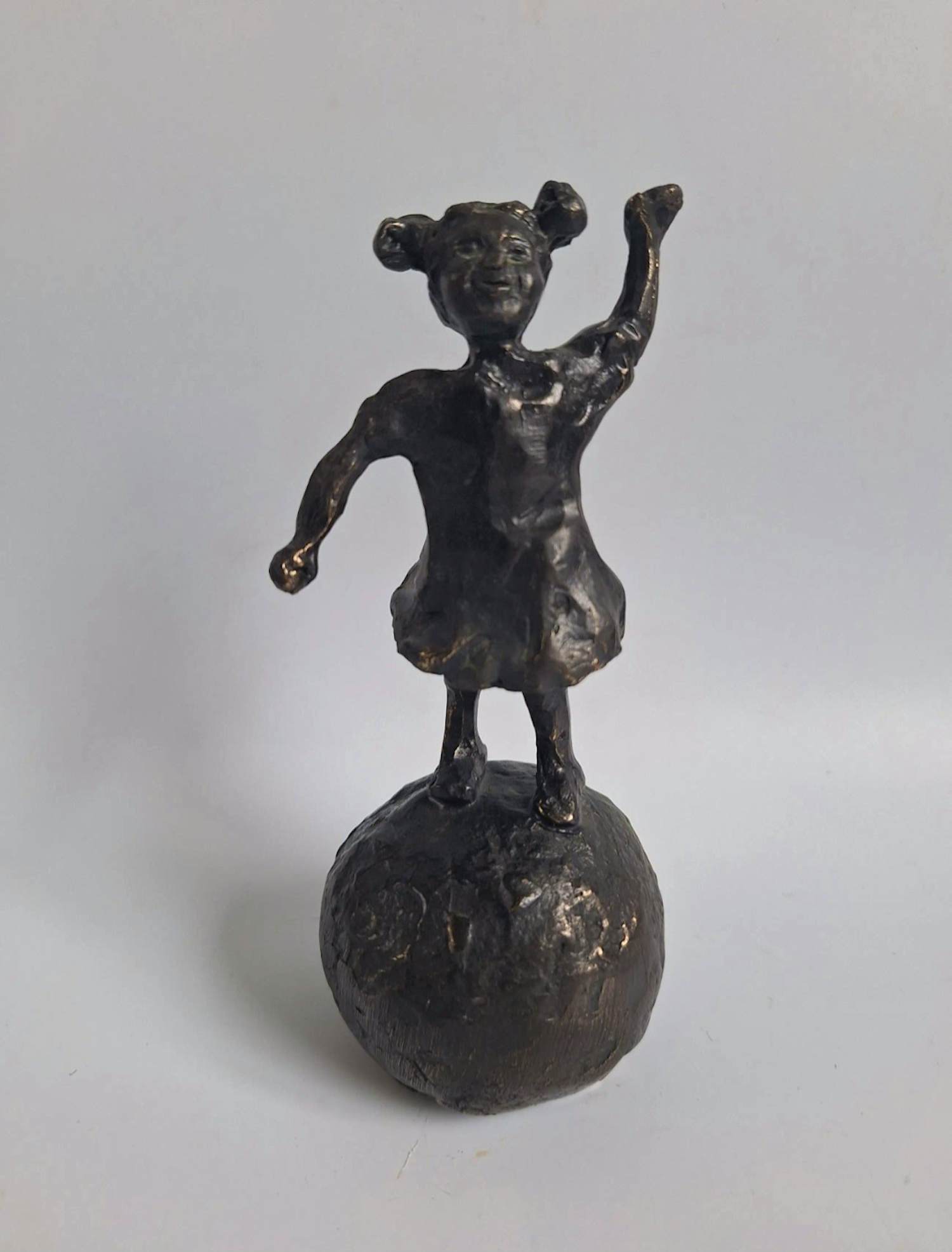 Astrid Veldhuyzen-Koppen - Vrolijk meisje op bal kopen? Bied vanaf 50!