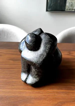 Ati Emmerik - bronzen sculptuur - Niemand mag mijn tranen zien kopen? Bied vanaf 400!