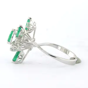 18k witgouden ring bezet met smaragd en briljant geslepen diamant tot. 0,36ct kopen? Bied vanaf 425!