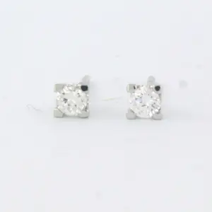 18k witgouden oorknoppen bezet met briljant geslepen diamant 0.26ct F/G VS/SI kopen? Bied vanaf 290!