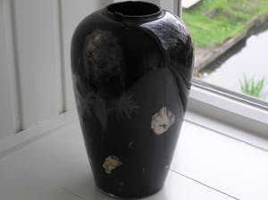 Niet of onleesbaar gesigneerd - Kunstglazen vaas met zwarte en kristalline glazuur kopen? Bied vanaf 10!