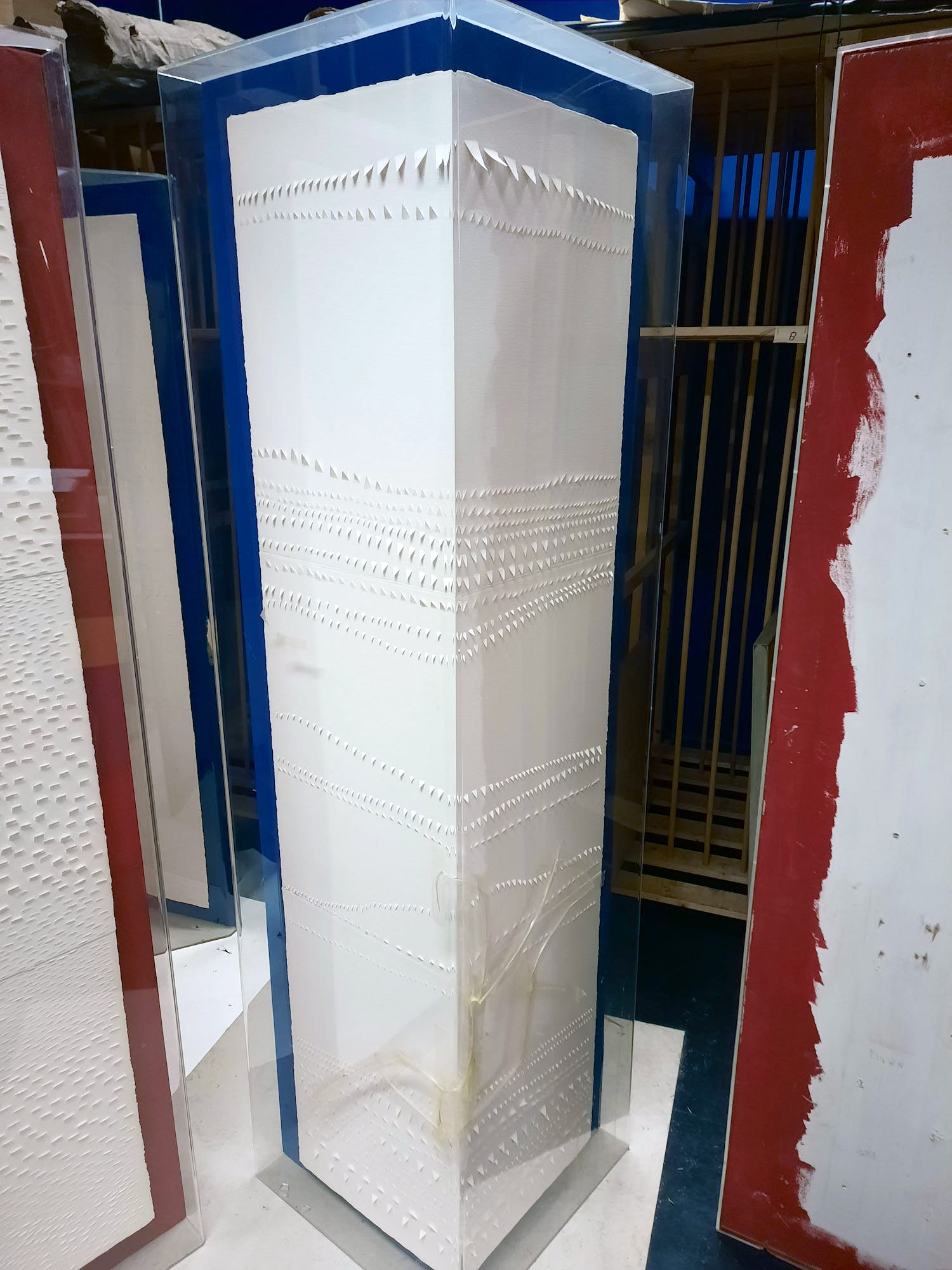 Judith Gor - Lichtsculptuur van papier + plexigas - montage op hoek BLAUW - GROOT - 328-B verkocht voor € 375!