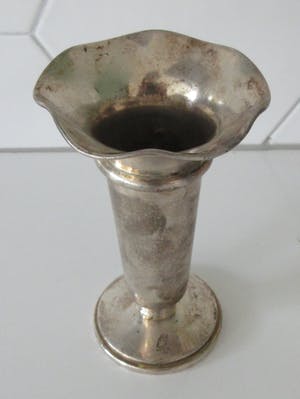 Niet of onleesbaar gesigneerd - Hotel zilveren Anemonen vaasje van Hollandia Plate uit Hilversum kopen? Bied vanaf 1!