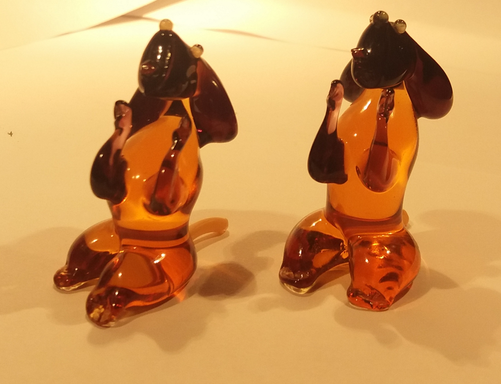 Niet of onleesbaar gesigneerd - 2 x murano hondjes verkocht voor € 1!