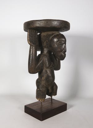 Luba - Hout, Kruk gedragen door een staand mannenfiguur kopen? Bied vanaf 1!