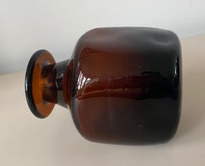 Niet of onleesbaar gesigneerd - Bruin glazen Flesvaasje ontwerp Erik Hoglund kopen? Bied vanaf 1!