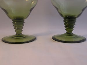 Niet of onleesbaar gesigneerd - Twee groene art deco 'Rijnwijn' glazen kopen? Bied vanaf 10!