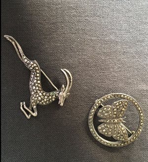1e gehalte Zilver - twee zilveren vintage broches, in de vorm van een springbok en een vlinder kopen? Bied vanaf 1!