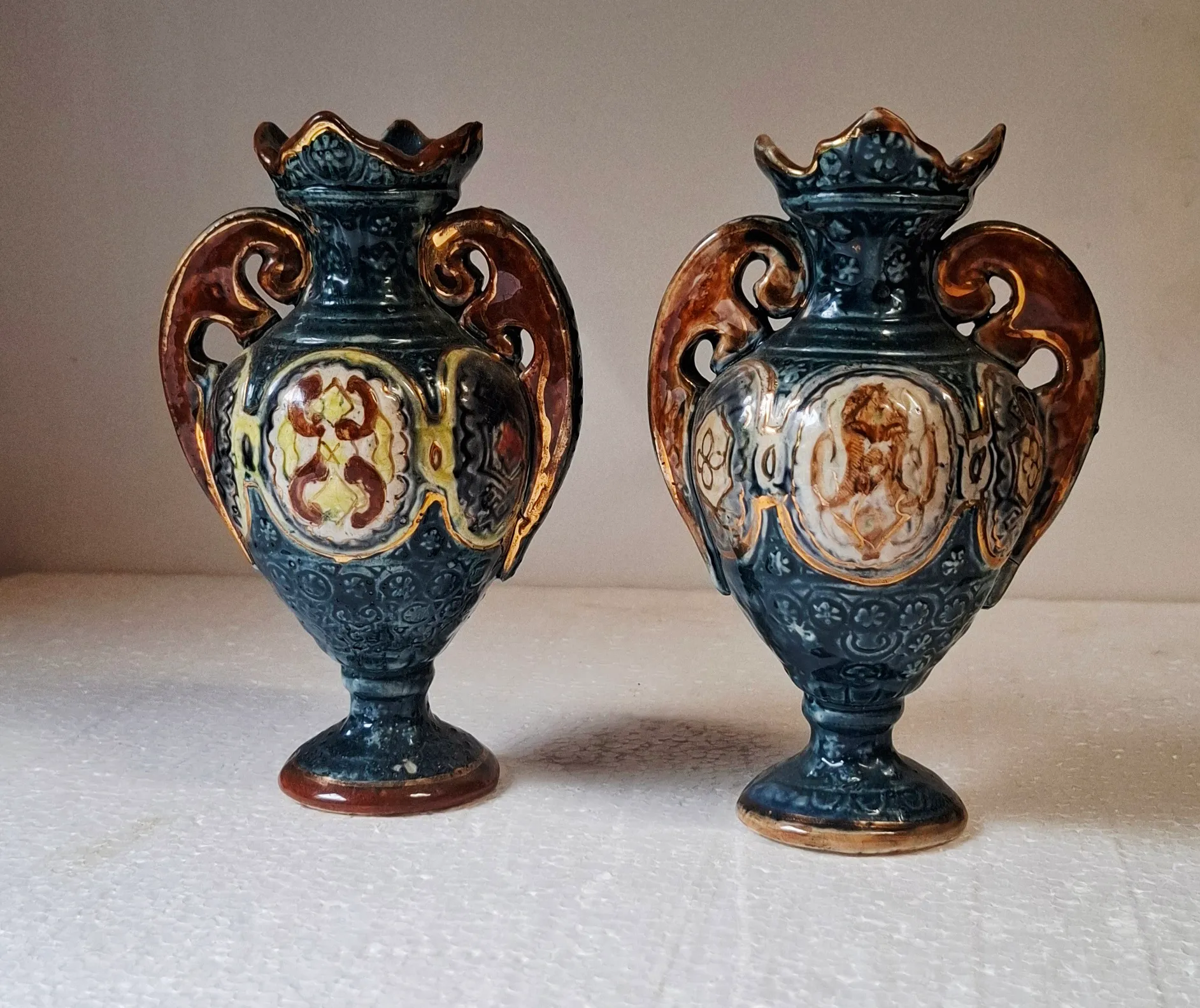 Keramiek overige - 2 vaasjes merk Romano. Dit is een antieke majolica kopen? Bied vanaf 20!