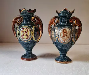 Buy Keramiek overige - 2 vaasjes merk Romano. Dit is een antieke majolica? Bid from 20!