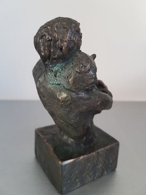 Astrid Veldhuyzen-Koppen - Beeld / Sculptuur " Omarming " kopen? Bied vanaf 60!