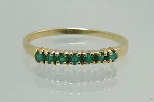 14- Delicate 14Krt gouden rij-ring met 7 facet geslepen groene steentjes kopen? Bied vanaf 60!