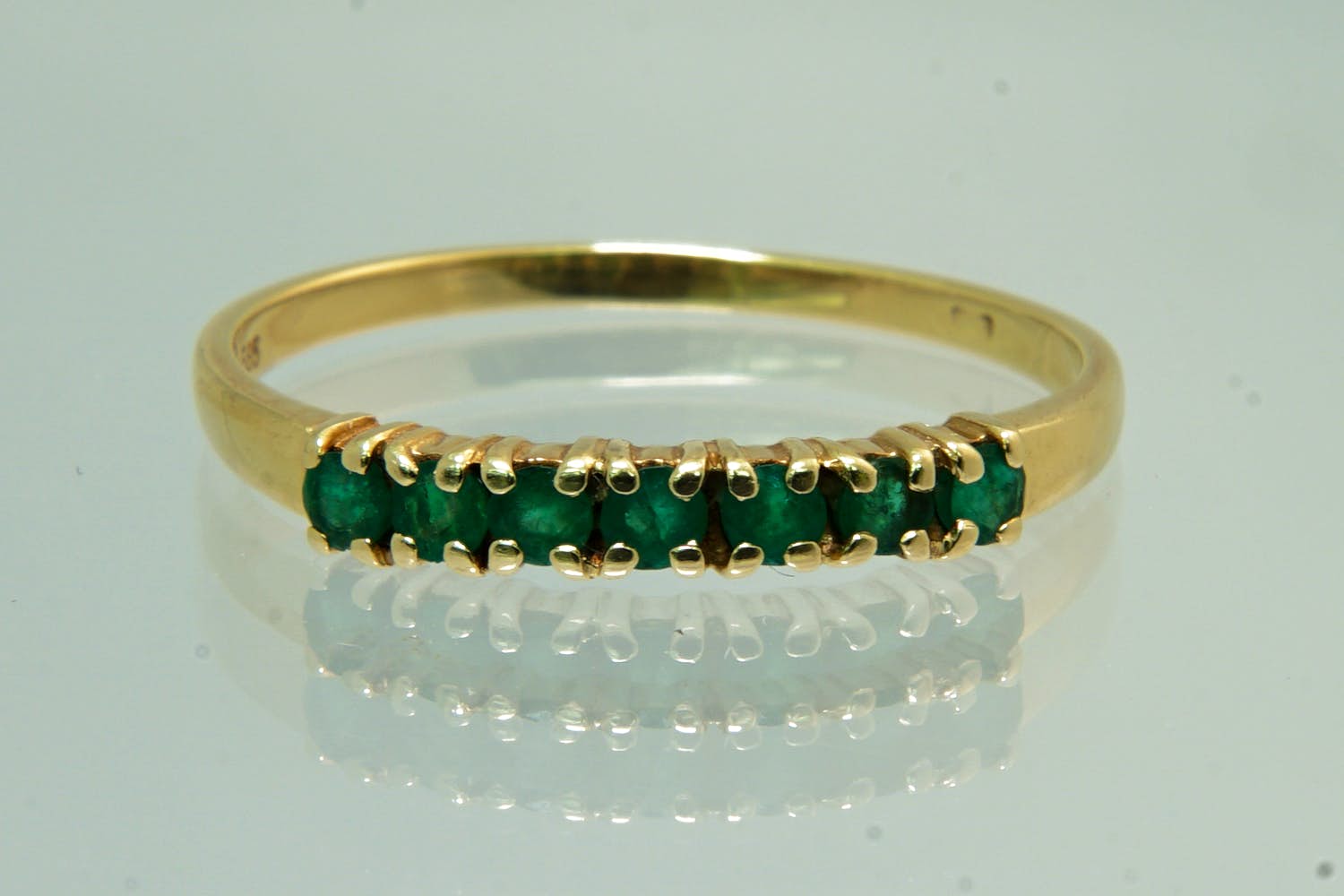 14- Delicate 14Krt gouden rij-ring met 7 facet geslepen groene steentjes kopen? Bied vanaf 60!