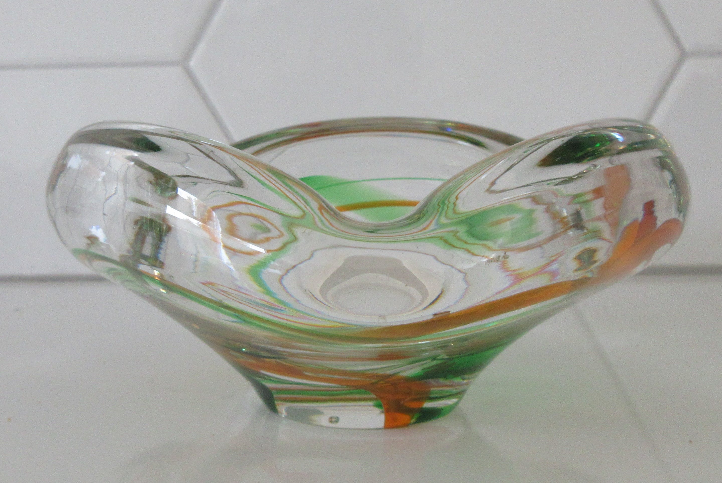 Max Verboeket - Kristalunie Maastricht - Blank kristallen asbak met groene en oranje slingers kopen? Bied vanaf 22!