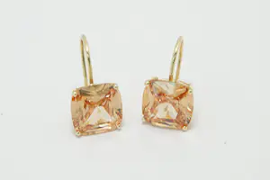 44- Elegant paar 14krt gouden oorhangers BLUSH met facetgeslepen stenen kopen? Bied vanaf 100!