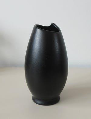 Niet of onleesbaar gesigneerd - Mat zwart Art Deco platelen vaasje kopen? Bied vanaf 1!