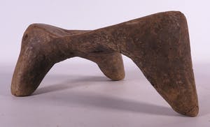 Samburu - Zeldzame driepotige stoel van hout kopen? Bied vanaf 20!