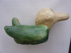 Niet of onleesbaar gesigneerd - "Th" gesigneerd - keramieke watervogel eend met zwarte ogen kopen? Bied vanaf 1!