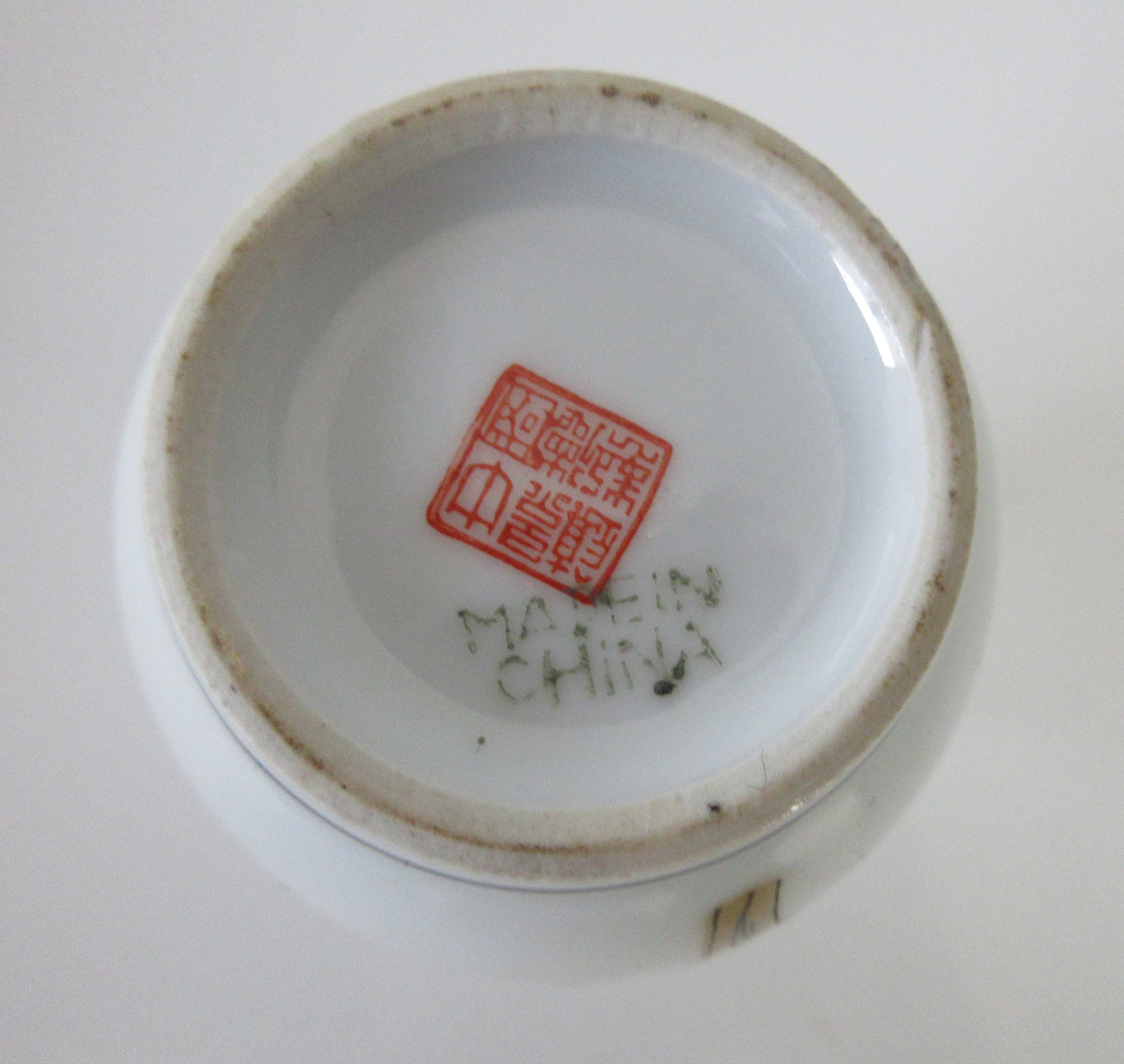 Niet of onleesbaar gesigneerd - Drie Chinese porseleinen Famille Rose vaasjes kopen? Bied vanaf 1!