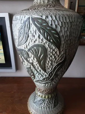 Faience Hubert Bequet - Kunstige Vaas getooid met paarden en bladeren kopen? Bied vanaf 50!