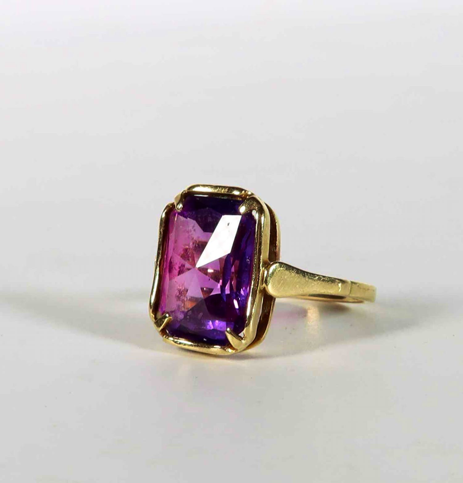 14k geelgouden ring met synthetische saffier verkocht voor € 150!