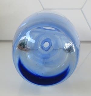 Niet of onleesbaar gesigneerd - Studio blauw glazen vrij gevormde vaas kopen? Bied vanaf 1!