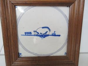 Niet of onleesbaar gesigneerd - Twee Delftsblauwe antieke tegels afbeelding koe en boerderij in houten lijst kopen? Bied vanaf 1!
