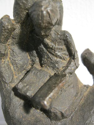 Astrid Veldhuyzen-Koppen - Lezend meisje in hand - gesigneerd sculptuur kopen? Bied vanaf 75!
