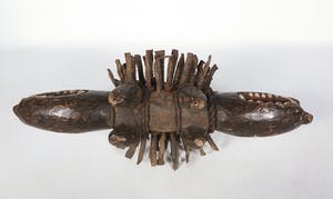 Bakongo - Nkisi-beeld/ Twee-koppige hond van hout, glas en spijkers kopen? Bied vanaf 1!