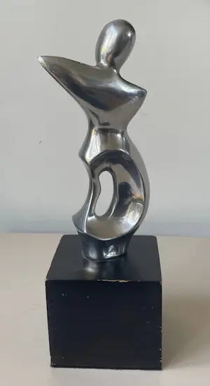 Niet of onleesbaar gesigneerd - Abstract Aluminium beeld op houten sokkel kopen? Bied vanaf 10!