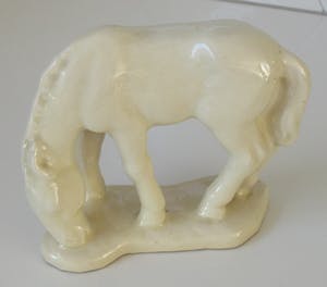 Niet of onleesbaar gesigneerd - Art deco aardewerk plastiek van een grazend paard kopen? Bied vanaf 10!