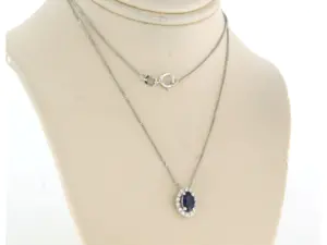 14k gouden collier en entourage hanger met saffier en briljant geslepen diamant kopen? Bied vanaf 220!