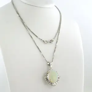 18k gouden collier en hanger met  opaal en briljant en taper geslepen diamant kaufen? Bieten Sie von 1300!