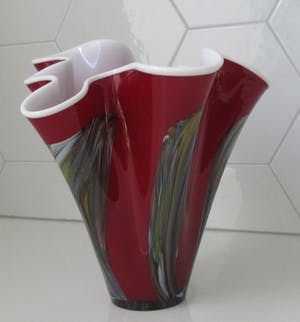 Niet of onleesbaar gesigneerd - Murano rode en meerkleurige witte opaline Fazzoletto vaas kopen? Bied vanaf 10!