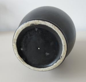 Niet of onleesbaar gesigneerd - Mat zwart Art Deco platelen vaasje kopen? Bied vanaf 1!