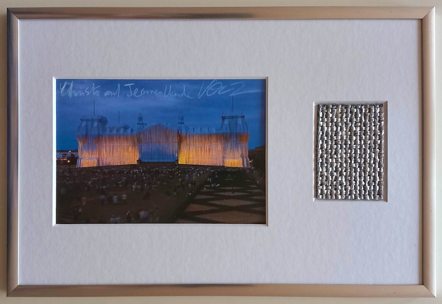Christo - Wrapped Reichstag – gesigneerde (3x) artcard met stofstuk XL kopen? Bied vanaf 390!