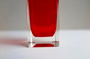 Niet of onleesbaar gesigneerd - Rood glazen vaasje in modern design kopen? Bied vanaf 1!