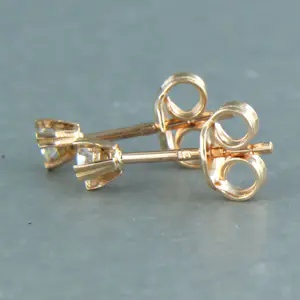 18k rosé gouden solitair oorknoppen met briljant geslepen diamant tot. 0.12ct kopen? Bied vanaf 200!