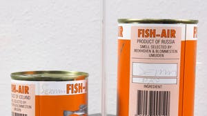 Servaas - Twee blikken met Fish Air in plexiglazen kubus, Int. Fish-handel Servaas & Zn. kopen? Bied vanaf 1!
