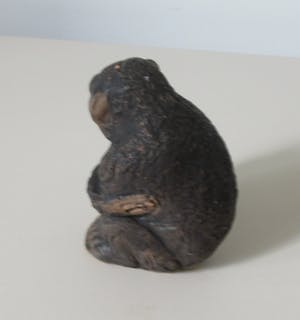 Tilgmans Keramik - Keramisch plastiekje van een zittende aap kopen? Bied vanaf 1!