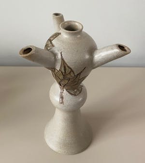 Niet of onleesbaar gesigneerd - Kunstaardewerken olielamp met drie armen kopen? Bied vanaf 1!