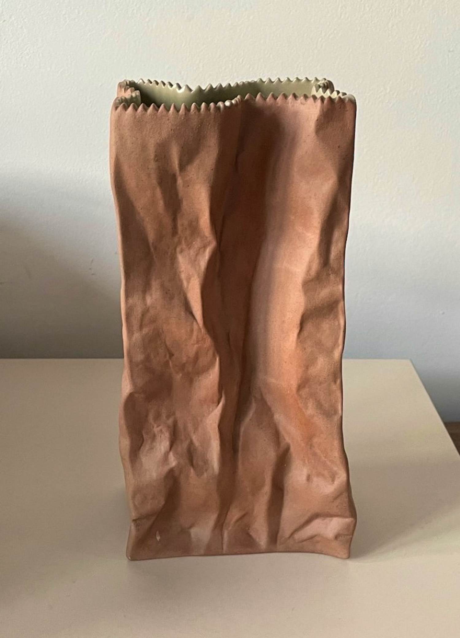 Tapio Wirkkala - Keramische "Paperbag vase" uitgevoerd voor Rosenthal kopen? Bied vanaf 80!