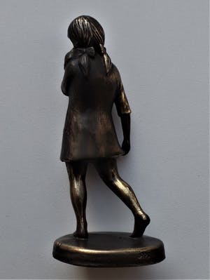 Brons (Onbekend) - Meisje met Knuffel - Brons / Metaal kopen? Bied vanaf 29!