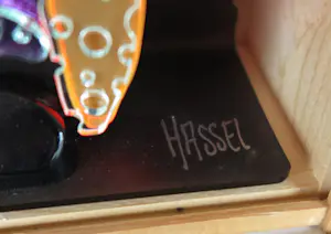 Ad van Hassel - Beeld van plexiglas in houten kistje, Buurvrouw (Cobart Pop Art) kopen? Bied vanaf 100!