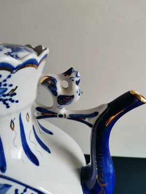 Niet of onleesbaar gesigneerd - Fraai gedecoreerde Chinese koffiepot met kraaiende haan kopen? Bied vanaf 1!