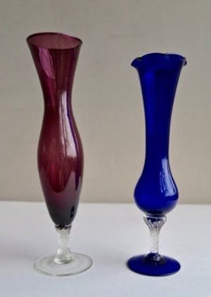 Niet of onleesbaar gesigneerd - Twee sierlijke vaasjes op geslepen stengel - Gekleurd glas kopen? Bied vanaf 1!