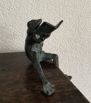 Niet of onleesbaar gesigneerd - Zingende of lezende kikker, zittend kopen? Bied vanaf 1!