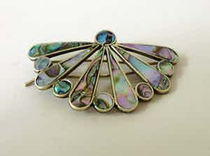 Niet of onleesbaar gesigneerd - Zilveren broche ingelegd met parelmoer uit Mexico verkocht voor € 1!