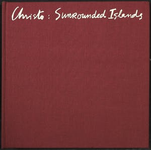 Christo - Handgesigneerde artcard Surrounded Islands + boek - Ingelijst kopen? Bied vanaf 1!