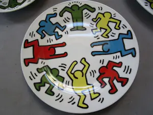 Keith Haring - Servies: 3 verschillende maten borden, 1 koffiekop en schotel kopen? Bied vanaf 80!